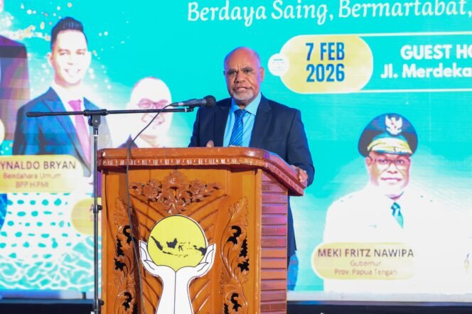 
Wakil Gubernur Papua Tengah, Deinas Geley saat membawakan sambutan. (Foto: Humas Pemprov Papua Tengah)