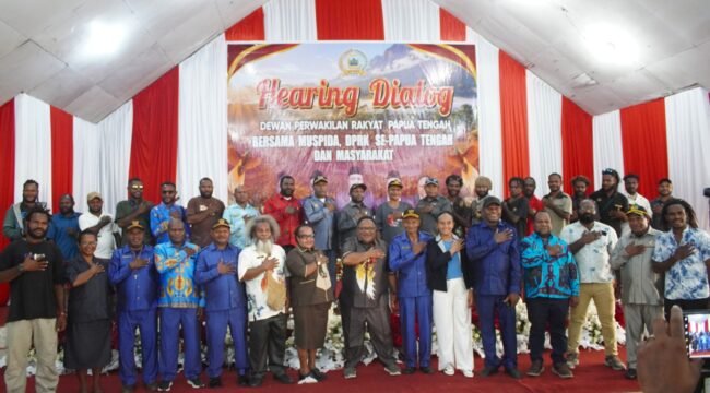 Momen foto bersama usai Hearing Dialog membahas situasi konflik bersenjata di Papua Tengah, Senin (3/8/2026). Foto: Kristin Rejang/Sasagupapua.com. 