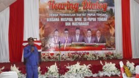 Ketua Pokja Adat MRP, Yulius Wandagau saat menyampaikan pendapat dalamnmomen hearing Dialog yang digelar di Nabire, Senin (3/8/2026). Foto: Kristin Rejang/Sasagupapua.com