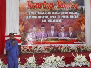 Ketua Pokja Adat MRP, Yulius Wandagau saat menyampaikan pendapat dalamnmomen hearing Dialog yang digelar di Nabire, Senin (3/8/2026). Foto: Kristin Rejang/Sasagupapua.com