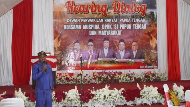
Ketua Pokja Adat MRP, Yulius Wandagau saat menyampaikan pendapat dalamnmomen hearing Dialog yang digelar di Nabire, Senin (3/8/2026). Foto: Kristin Rejang/Sasagupapua.com