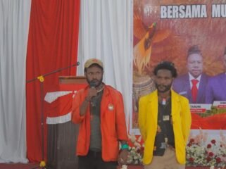 Marten Hagisimijau (Kiri) dan Yosafat Mujijau. (Foto: Kristin Rejang/Sasagupapua)