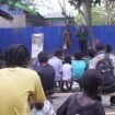 Suasana puncak Peringatan Hari Lahir ke-48 Mambesak yang diselenggarakan atas kolaborasi Komunitas Sastra Papua (KO'SAPA), Rumah Inspirasi Kebadabi, serta gerakan RJB Merdeka dari Kompleks, Rabu (5/8/2026). Foto: Kristin Rejang/Sasagupapua.