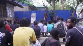 Suasana puncak Peringatan Hari Lahir ke-48 Mambesak yang diselenggarakan atas kolaborasi Komunitas Sastra Papua (KO'SAPA), Rumah Inspirasi Kebadabi, serta gerakan RJB Merdeka dari Kompleks, Rabu (5/8/2026). Foto: Kristin Rejang/Sasagupapua.