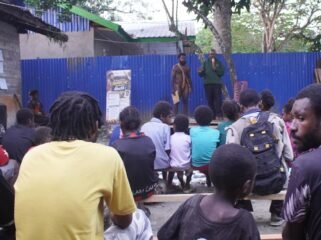 Suasana puncak Peringatan Hari Lahir ke-48 Mambesak yang diselenggarakan atas kolaborasi Komunitas Sastra Papua (KO'SAPA), Rumah Inspirasi Kebadabi, serta gerakan RJB Merdeka dari Kompleks, Rabu (5/8/2026). Foto: Kristin Rejang/Sasagupapua.