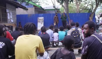 Suasana puncak Peringatan Hari Lahir ke-48 Mambesak yang diselenggarakan atas kolaborasi Komunitas Sastra Papua (KO'SAPA), Rumah Inspirasi Kebadabi, serta gerakan RJB Merdeka dari Kompleks, Rabu (5/8/2026). Foto: Kristin Rejang/Sasagupapua.