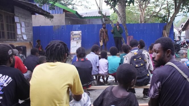 
Suasana puncak Peringatan Hari Lahir ke-48 Mambesak yang diselenggarakan atas kolaborasi Komunitas Sastra Papua (KO'SAPA), Rumah Inspirasi Kebadabi, serta gerakan RJB Merdeka dari Kompleks, Rabu (5/8/2026). Foto: Kristin Rejang/Sasagupapua.
