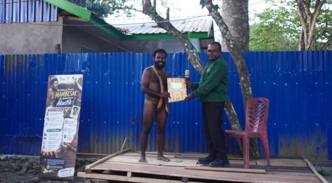 Hengky Yeimo saat menyerahkan kepemimpinan kepada Mecky Tebai. (Foto: Kristin Rejang/Sasagupapua) 