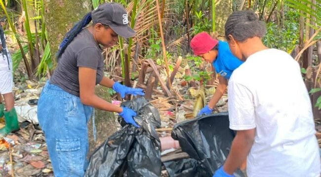 Kelompok pemuda dan jemaat gereja di Kabupaten Sorong Selatan menggelar aksi gotong royong pembersihan lingkungan. (Dok.Ewil Woloin)