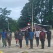 Para Paskibra saat latihan persiapan HUT ke-81 RI di Distrik Mimika Barat Jauh. (Foto: istimewa for Sasagupapua.com)