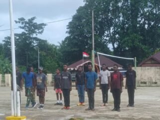 Para Paskibra saat latihan persiapan HUT ke-81 RI di Distrik Mimika Barat Jauh. (Foto: istimewa for Sasagupapua.com)