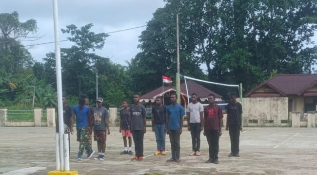 Para Paskibra saat latihan persiapan HUT ke-81 RI di Distrik Mimika Barat Jauh. (Foto: istimewa for Sasagupapua.com)