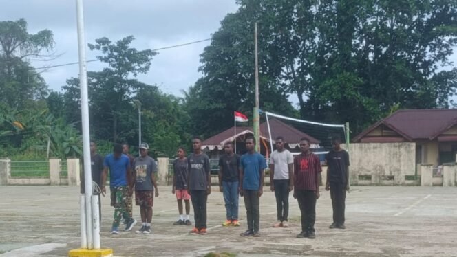 
Para Paskibra saat latihan persiapan HUT ke-81 RI di Distrik Mimika Barat Jauh. (Foto: istimewa for Sasagupapua.com)