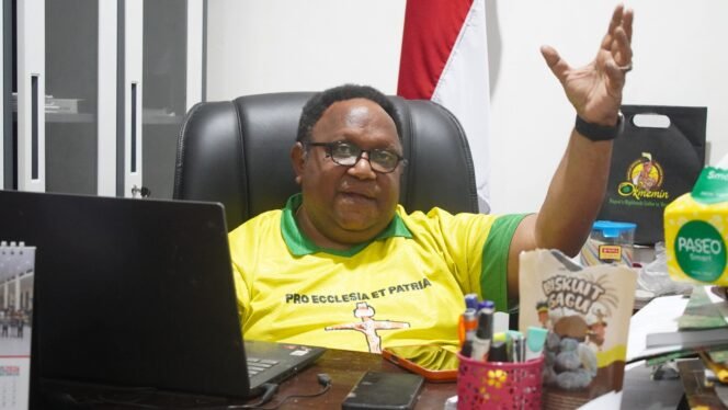 
Wakil Ketua IV DPR Papua Tengah, John Gobai. (Foto: Kristin Rejang/Sasagupapua)