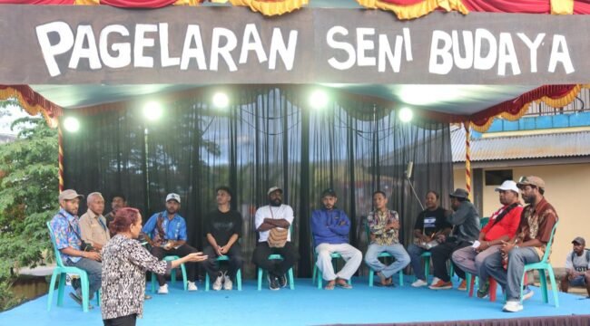 Para Ketua-ketua Komunitas dalam ‘Ruang Diskusi Terkait Pemajuan Kerja Karya Kolektif Kreatif Mimika.’ (foto: Dok KOTEKA)