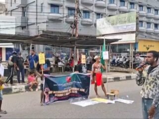 Masyarakat adat saat melaksanakan aksi mimbar bebas peringati Hari Masyarakat Adat Se-Dunia di Jalan Ahmad Yani, Klademak, Kota Sorong, Papua Barat Daya, Minggu (9/8/2026). Foto: ist