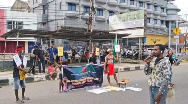 Masyarakat adat saat melaksanakan aksi mimbar bebas peringati Hari Masyarakat Adat Se-Dunia di Jalan Ahmad Yani, Klademak, Kota Sorong, Papua Barat Daya, Minggu (9/8/2026). Foto: ist