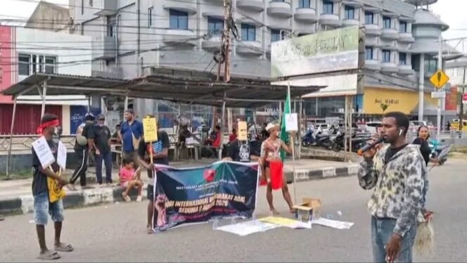 
Masyarakat adat saat melaksanakan aksi mimbar bebas peringati Hari Masyarakat Adat Se-Dunia di Jalan Ahmad Yani, Klademak, Kota Sorong, Papua Barat Daya, Minggu (9/8/2026). Foto: ist
