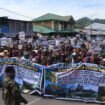 Massa Front Peduli Manusia dan Alam Simapitowa saat melakukan longmarch menuju ke Kantor DPR Papua Tengah. (Foto Musa Kegou/Fotografer Nadi Papua)