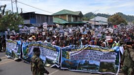 Massa Front Peduli Manusia dan Alam Simapitowa saat melakukan longmarch menuju ke Kantor DPR Papua Tengah. (Foto Musa Kegou/Fotografer Nadi Papua)