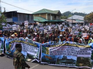 Massa Front Peduli Manusia dan Alam Simapitowa saat melakukan longmarch menuju ke Kantor DPR Papua Tengah. (Foto Musa Kegou/Fotografer Nadi Papua)