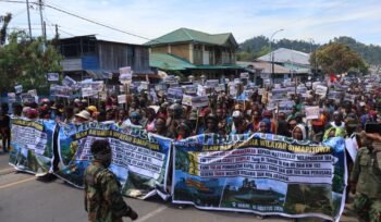 Massa Front Peduli Manusia dan Alam Simapitowa saat melakukan longmarch menuju ke Kantor DPR Papua Tengah. (Foto Musa Kegou/Fotografer Nadi Papua)