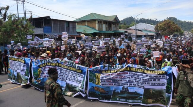 Massa Front Peduli Manusia dan Alam Simapitowa saat melakukan longmarch menuju ke Kantor DPR Papua Tengah. (Foto Musa Kegou/Fotografer Nadi Papua)