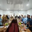 Suasana foto bersama dalam momen rapat koordinasi menindaklanjuti aspirasi masyarakat Simapitowa, Rabu (11/8/2026). Foto: Istimewa.
