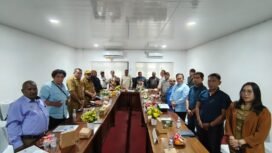 Suasana foto bersama dalam momen rapat koordinasi menindaklanjuti aspirasi masyarakat Simapitowa, Rabu (11/8/2026). Foto: Istimewa. 