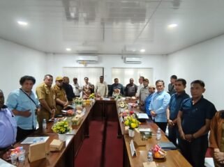 Suasana foto bersama dalam momen rapat koordinasi menindaklanjuti aspirasi masyarakat Simapitowa, Rabu (11/8/2026). Foto: Istimewa. 