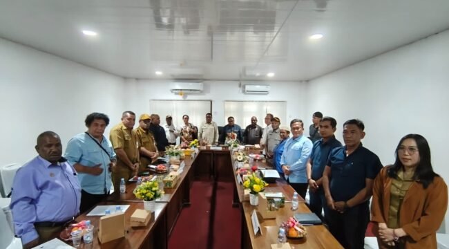 Suasana foto bersama dalam momen rapat koordinasi menindaklanjuti aspirasi masyarakat Simapitowa, Rabu (11/8/2026). Foto: Istimewa. 