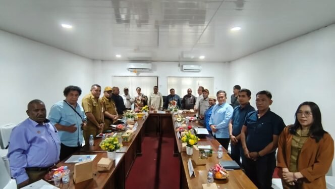 
Suasana foto bersama dalam momen rapat koordinasi menindaklanjuti aspirasi masyarakat Simapitowa, Rabu (11/8/2026). Foto: Istimewa. 