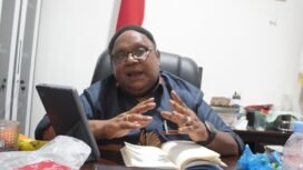 Wakil Ketua IV DPR Papua Tengah, John Gobai saat diwawancarai usai rapat, Selasa (11/8/2026). Foto: Kristin Rejang/Sasagupapua.