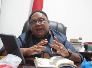 Wakil Ketua IV DPR Papua Tengah, John Gobai saat diwawancarai usai rapat, Selasa (11/8/2026). Foto: Kristin Rejang/Sasagupapua.