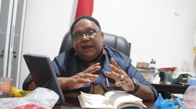 Wakil Ketua IV DPR Papua Tengah, John Gobai saat diwawancarai usai rapat, Selasa (11/8/2026). Foto: Kristin Rejang/Sasagupapua.