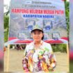 Anggota DPR Papua Tengah, Stella Misiro saat menghadiri kegiatan Peletakan Batu Pertama Kampung Nelayan Merah Putih, Selasa (11/8/2026).