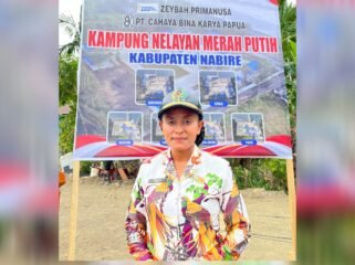 Anggota DPR Papua Tengah, Stella Misiro saat menghadiri kegiatan Peletakan Batu Pertama Kampung Nelayan Merah Putih, Selasa (11/8/2026).