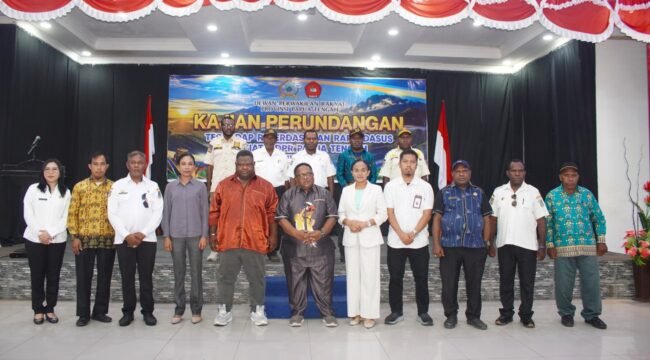 Foto bersama usai kegiatan kajian perundang-undangan terhadap Raperdasi dan Raperdasus inisiatif Dewan 2026, Rabu (12/8/2026). Foto: Kristin Rejang/Sasagupapua.com.