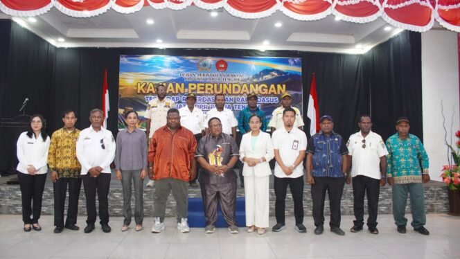 
Foto bersama usai kegiatan kajian perundang-undangan terhadap Raperdasi dan Raperdasus inisiatif Dewan 2026, Rabu (12/8/2026). Foto: Kristin Rejang/Sasagupapua.com.