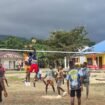 Suasana pertandingan Volly antar kampung di Distrik Mimika Barat Jauh. (Foto: Dok DMBJ)