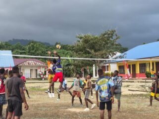 Suasana pertandingan Volly antar kampung di Distrik Mimika Barat Jauh. (Foto: Dok DMBJ)