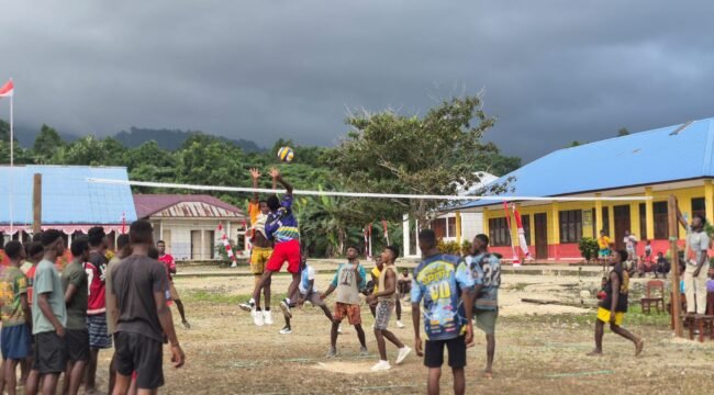 Suasana pertandingan Volly antar kampung di Distrik Mimika Barat Jauh. (Foto: Dok DMBJ)