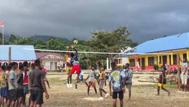 
Suasana pertandingan Volly antar kampung di Distrik Mimika Barat Jauh. (Foto: Dok DMBJ)