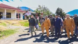 Gubernur Papua Tengah bersama rombongan saat mengunjungi Puncak pasca kerusuhan. (Foto: Humas Pemprov Papua Tengah)