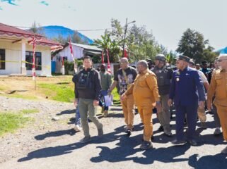 Gubernur Papua Tengah bersama rombongan saat mengunjungi Puncak pasca kerusuhan. (Foto: Humas Pemprov Papua Tengah)
