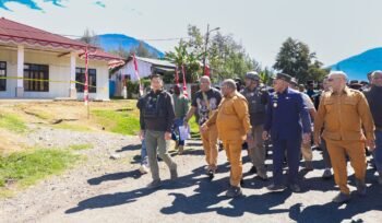 Gubernur Papua Tengah bersama rombongan saat mengunjungi Puncak pasca kerusuhan. (Foto: Humas Pemprov Papua Tengah)