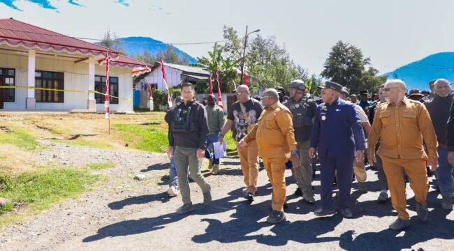Gubernur Papua Tengah bersama rombongan saat mengunjungi Puncak pasca kerusuhan. (Foto: Humas Pemprov Papua Tengah)