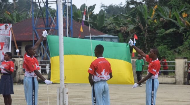 Suasana gladi persiapan upacara HUT ke-81 RI di Distrik Mimika Barat Jauh. (Foto: Dok Panitia HUT DMBJ) 
