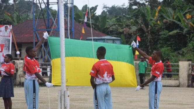 
Suasana gladi persiapan upacara HUT ke-81 RI di Distrik Mimika Barat Jauh. (Foto: Dok Panitia HUT DMBJ) 