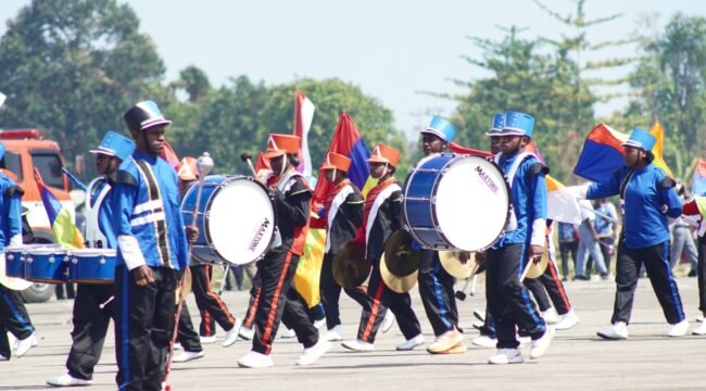 Marching Band MEPA Boarding School saat tampil di momen HUT ke-81 RI Papua Tengah, Senin (17/8/2026). Foto: Kristin Rejang/Sasagupapua.com